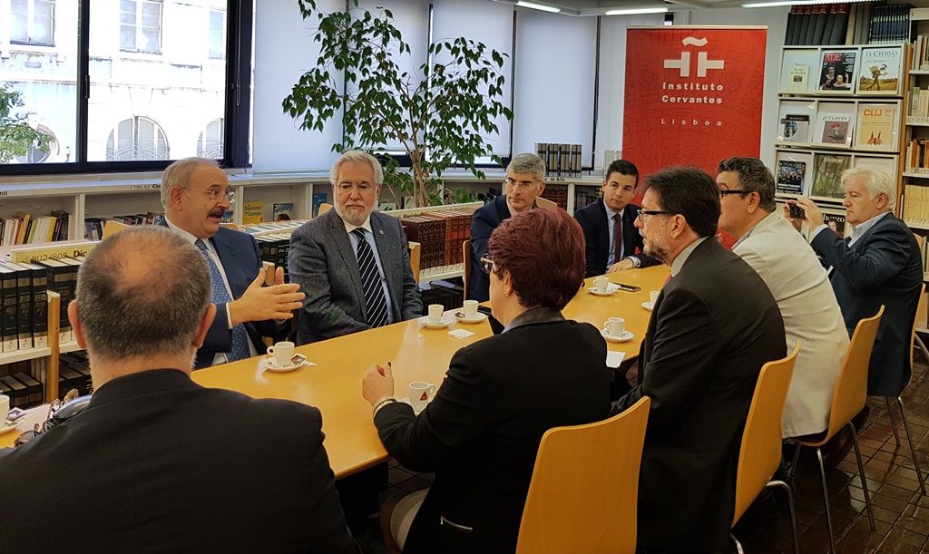 Foto da noticia:O presidente do Parlamento explica no Instituto Cervantes de Lisboa a lei para o aproveitamento da lingua portuguesa e vínculos coa lusofonía